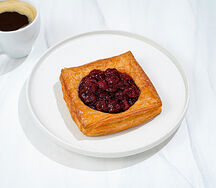 Слойка с вишней и заварным кремом