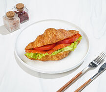 Круассан с лососем