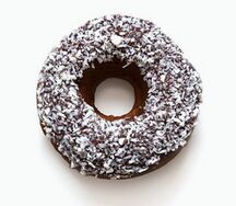 Шоколадно-кокосовый пончик