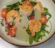 Салат с рукколой и креветками