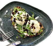 Брускетта, 2 яйца пашот, руккола и вяленые томаты и напиток