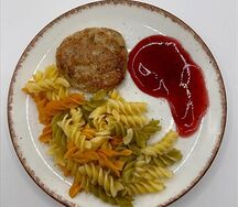Макароны с куриной котлеткой и брусничным соусом