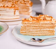 Торт медовый с орехами и карамелью