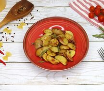 Молодой картофель с розмарином