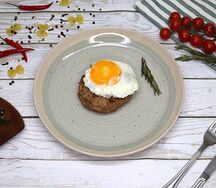 Бифштекс с яйцом