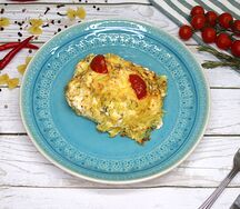 Куриное филе, запеченное под овощами и сыром