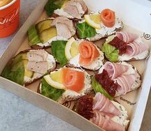 Брускетта с красной рыбой