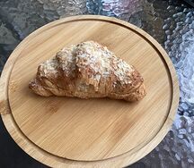 Круассан с миндалем