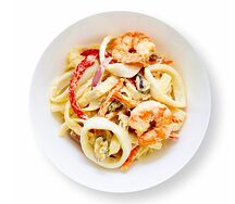 Удон в сливочно-чесночном соусе с морепродуктами