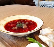 Кубанский борщ с домашним салом и бородинским хлебом