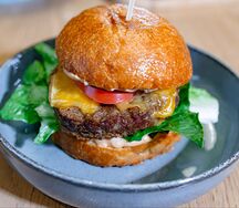 Классический бургер с говяжьей котлетой и сыром чеддер