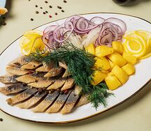 Сельдь слабосоленая с жареным картофелем