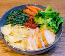 Боул с фарфалле и курицей