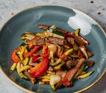 Микс салата с телятиной и баклажанами