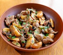 Томленая свинина с лесными грибами и румяным картофелем