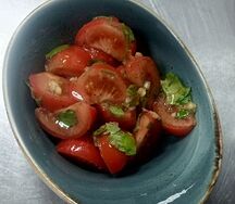 Помидоры, маринованные с зеленью и чесноком