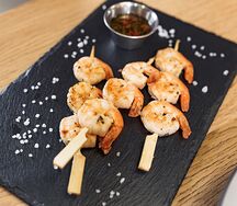 Креветки на гриле на деревянных шпажках