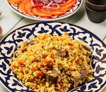 Плов по-узбекски, приготовленный на огне, с салатом Шакороб