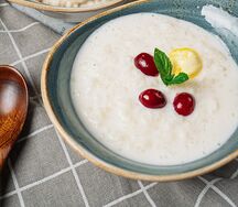 Каша овсяная с карамелизированной курагой и ягодами