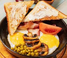 Глазунья с обжаренным беконом и тостами