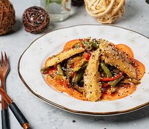 Теплый салат с пряной курицей и баклажанами