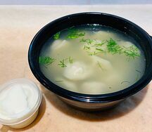 Пельмени домашние с бульоном и сметаной