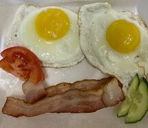 Глазунья с беконом