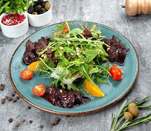 Теплый салат с печенью цыпленка