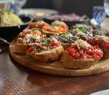 Брускетта классическая с томатами и соусом песто