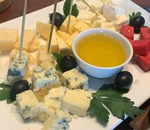 Сырная тарелка с мёдом и орехами