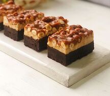 Брауни с карамелью и фундуком