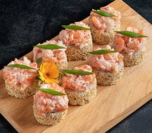 Ролл с лососем и креветкой