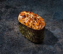 Запеченные суши со спайси соусом (1 шт)