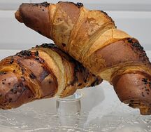 Круассан с шоколадом и фундуком