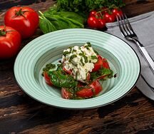 Томаты со страчателлой и песто