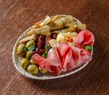Тарелка мясных деликатесов с оливками и сыром