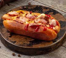 Хот-дог с беконом