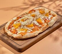 Римская пицца с ананасом и цыпленком