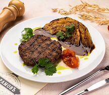 Рубленный медальон из дикого кабана со стеком из капусты