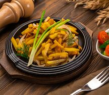 Жареный картофель со шкварками из домашнего сала и боровиками