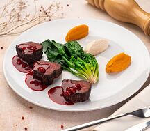 Медальоны из оленины с соусом из портвейна