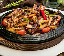 Жареный картофель с лесными грибами