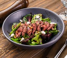 Теплый салат с олениной, запеченной свеклой и ягодным бальзамом