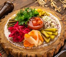 Тарелка разносолов по-сибирски