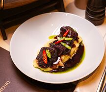 Говяжьи щёки в квасе с пюре из корнеплодов