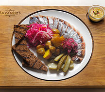 Сельдь собственного посола с бородинским хлебом и мини-картофелем