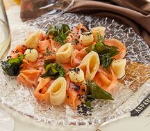 Подкопчённая сёмга слабого посолу, ламинариями и блинами