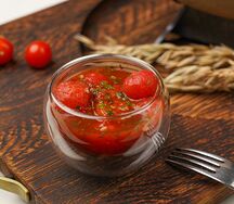 Томаты с чесноком, кинзой и аджикой в собственном соку