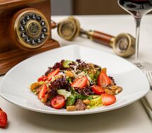 Салат с печенью кролика, лесными грибами, свежей клубникой