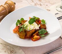 Салат с хрустящими баклажанами, сыром страчателла и томатами